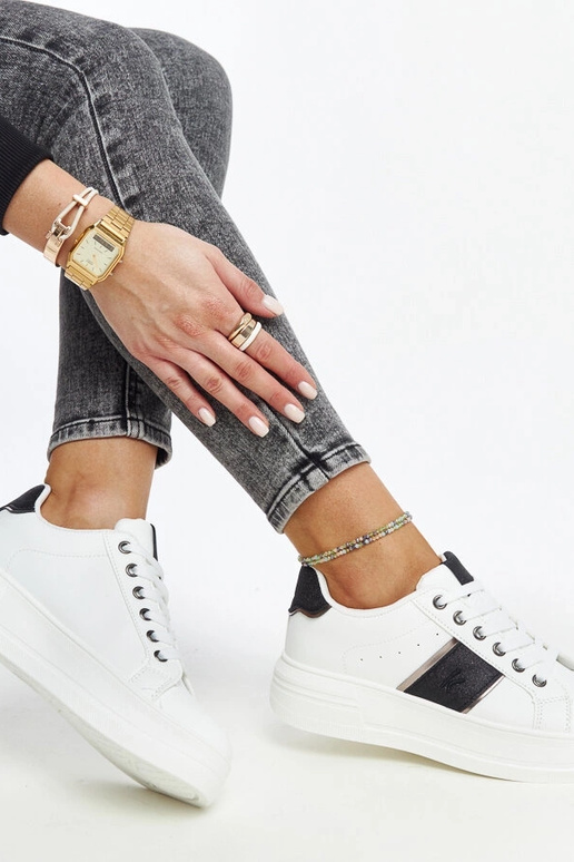 Zwart-witte sneakers met dikkere zool... Zwart-witte sneakers met dikkere zool...