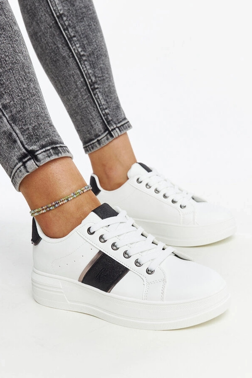 Zwart-witte sneakers met dikkere zool... Zwart-witte sneakers met dikkere zool...
