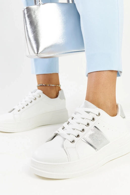 Hvide og sølv sneakers med en tykkere... Hvide og sølv sneakers med en tykkere...