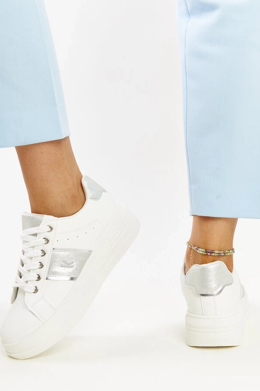 Hvide og sølv sneakers med en tykkere... Hvide og sølv sneakers med en tykkere...