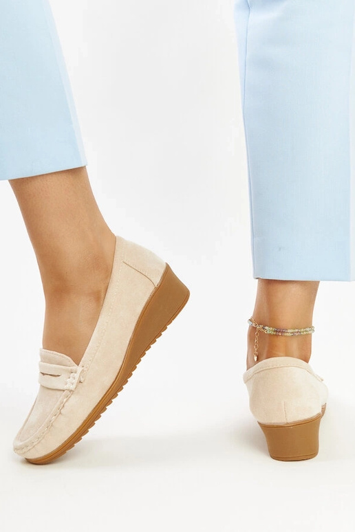 Sakena lys beige ruskinds-mokkasiner