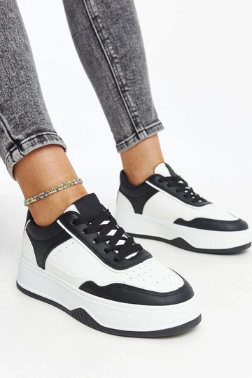 Sorte og hvide sneakers med en tykkere Rumai sål