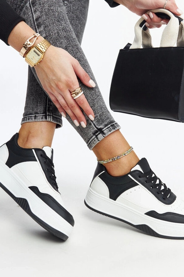 Sorte og hvide sneakers med en tykkere Rumai sål 2