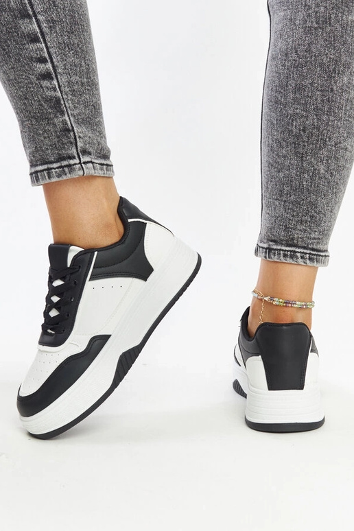 Sorte og hvide sneakers med en...