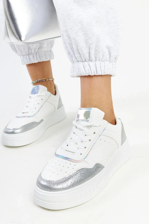Hvide og sølv sneakers med en tykkere...