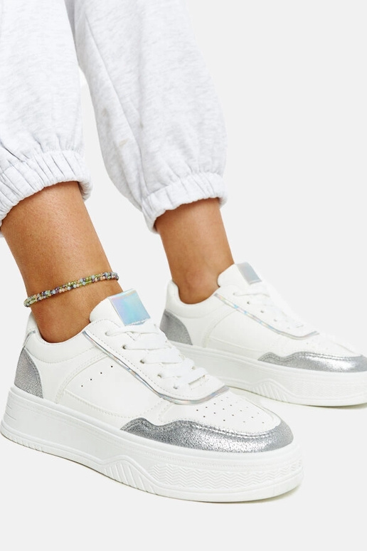 Hvide og sølv sneakers med en tykkere...