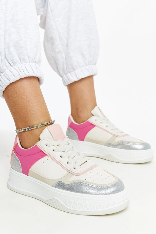Hvide og lyserøde sneakers med en...