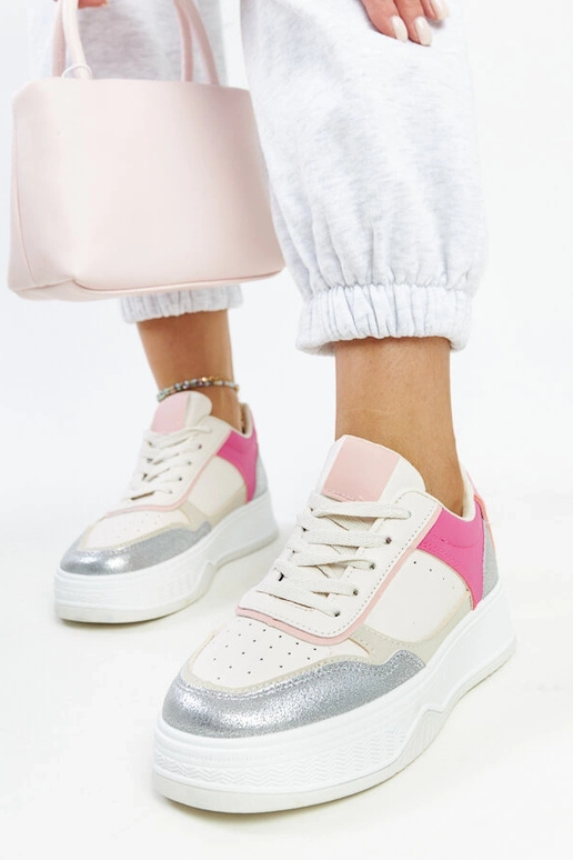 Hvide og lyserøde sneakers med en...