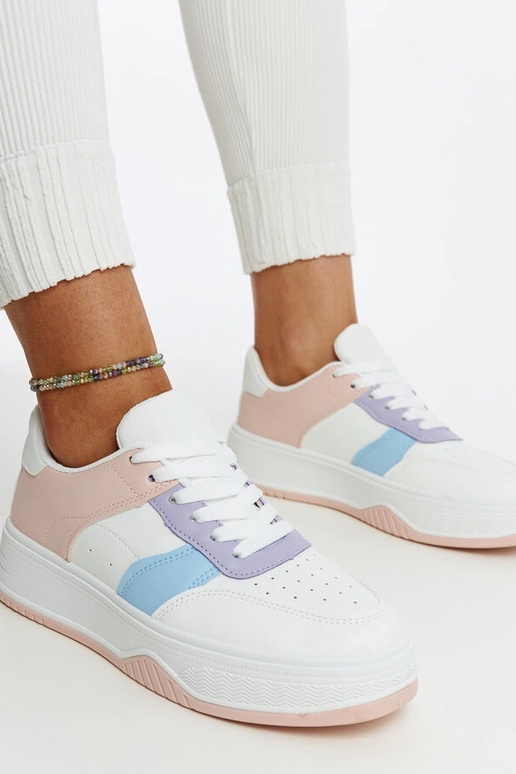 Hvide og lyserøde sneakers med en...