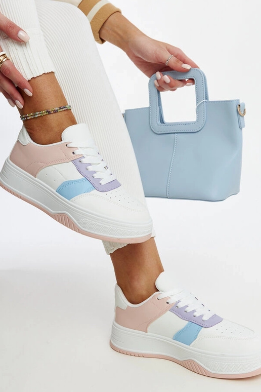 Hvide og lyserøde sneakers med en...