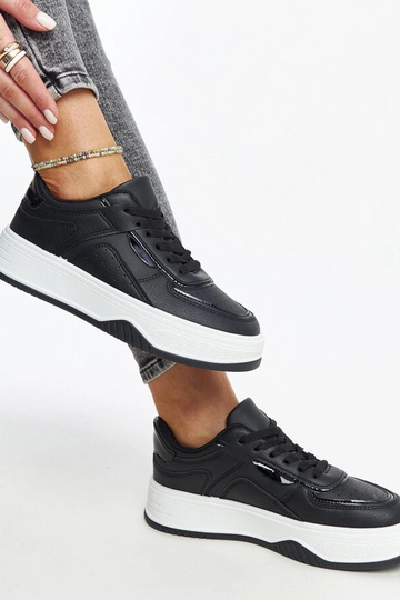 Sorte sneakers med en... 2