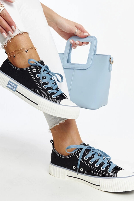 Sorte sneakers med farvede snørebånd...