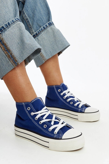 Blå high-top sneakers med en tyk bagy sål