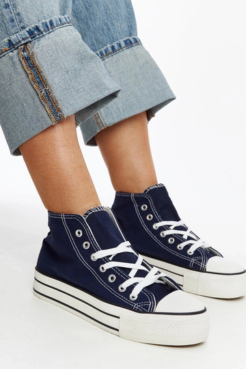 Marineblå high-top sneakers med en tyk bagy sål