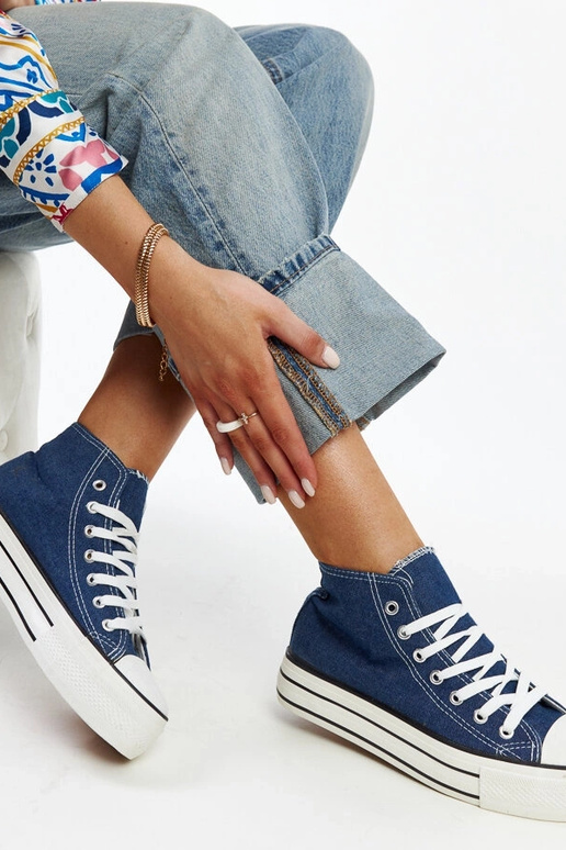 Denim high-top sneakers med en tyk... Denim high-top sneakers med en tyk...