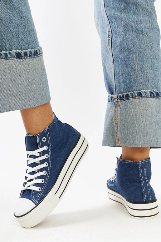 Denim high-top sneakers med en tyk... Denim high-top sneakers med en tyk...