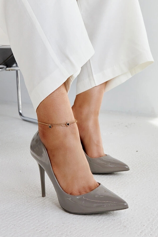 Donkergrijze lakleren hakken met... Donkergrijze lakleren hakken met...