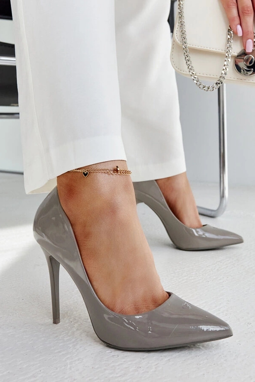 Donkergrijze lakleren hakken met... Donkergrijze lakleren hakken met...