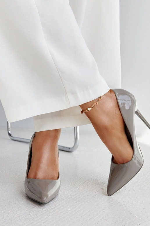 Donkergrijze lakleren hakken met... Donkergrijze lakleren hakken met...