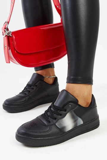 Zwarte sneakers op platform...