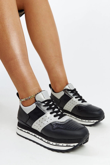 Sorte højsålede sneakers...