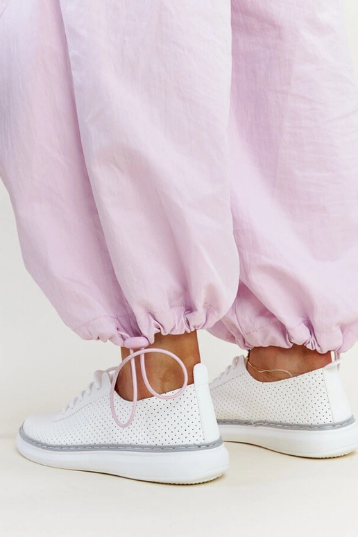 Hvide og grå gennembrudte sneakers...