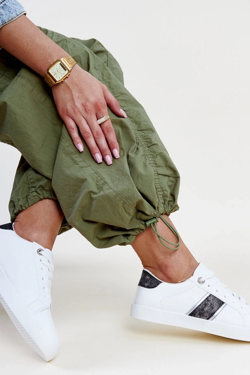 Sorte og hvide sneakers med dekorativ...