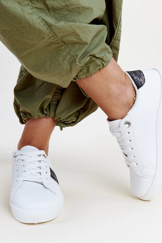 Sorte og hvide sneakers med dekorativ...