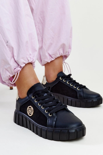 Zwarte leren sneakers op...