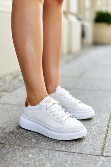 Hvide sneakers med en tyk...