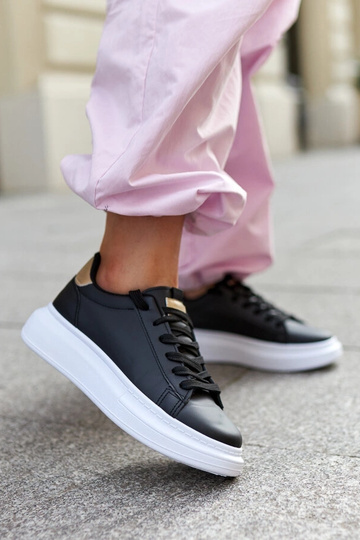 Sorte sneakers med en tyk...