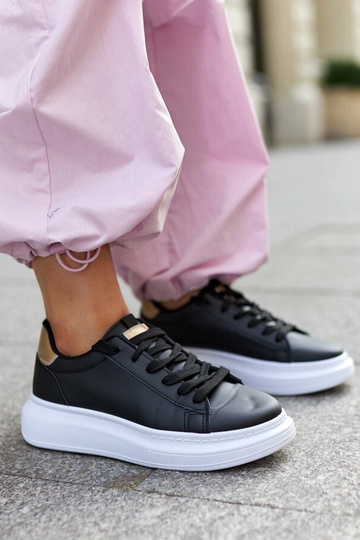Sorte sneakers med en tyk... 2