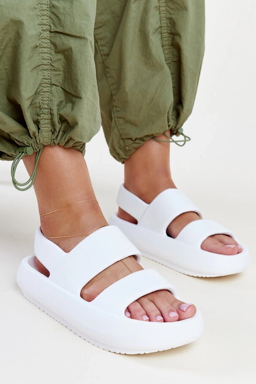 Attiana hvide sandaler