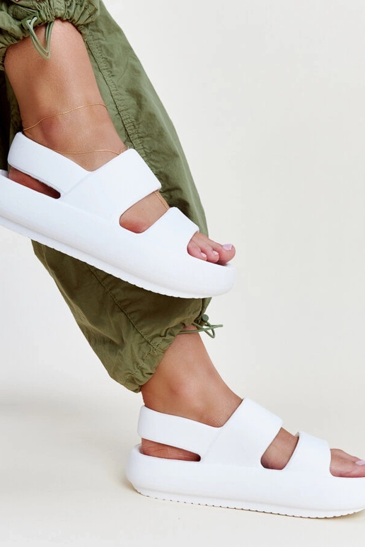 Attiana hvide sandaler