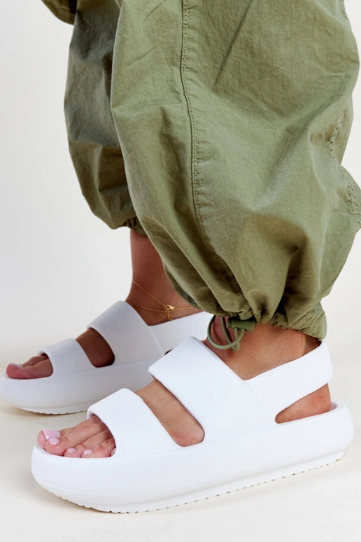 Attiana hvide sandaler