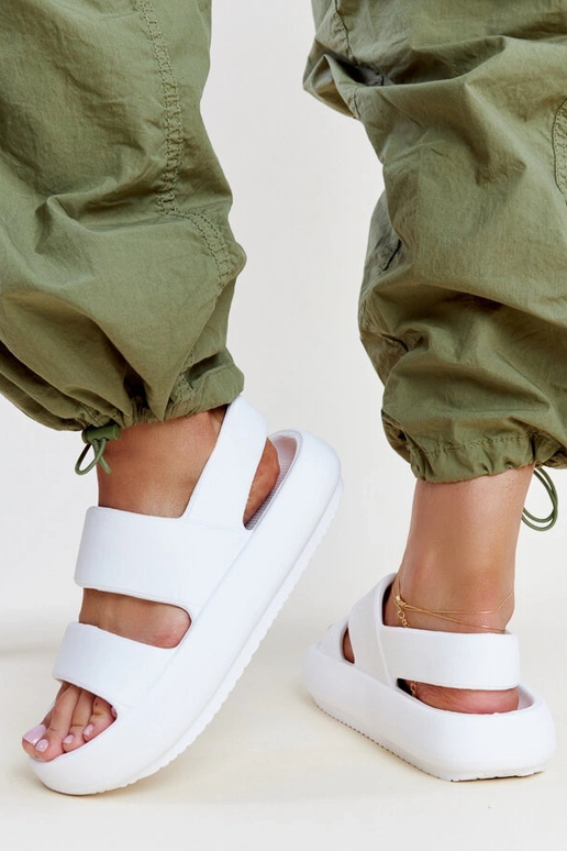 Attiana hvide sandaler