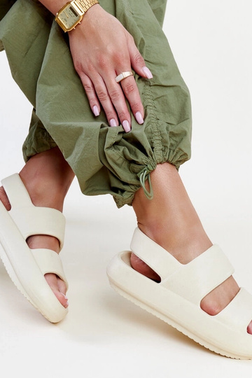 Attiana beige sandaler 2