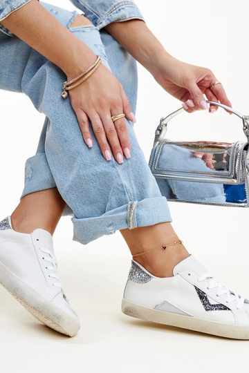 Witte sneakers met een 'verouderd' effect Gombola
