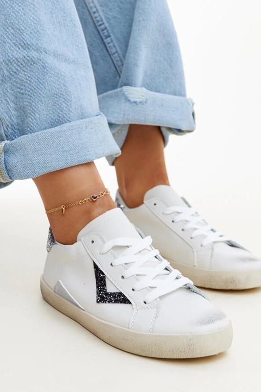 Witte sneakers met een 'verouderd'... Witte sneakers met een 'verouderd'...