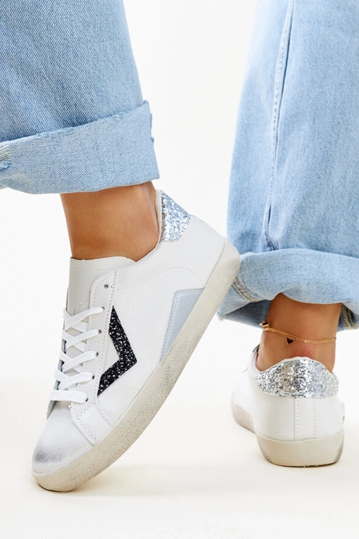 Witte sneakers met een 'verouderd'... Witte sneakers met een 'verouderd'...