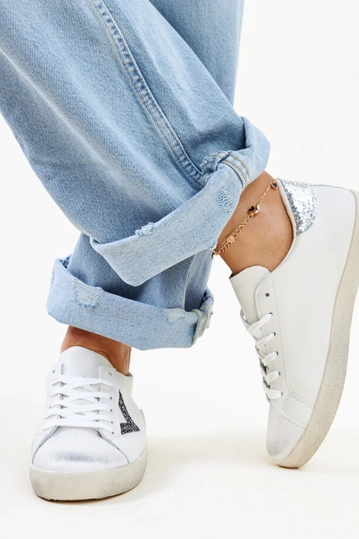 Witte sneakers met een 'verouderd'... Witte sneakers met een 'verouderd'...