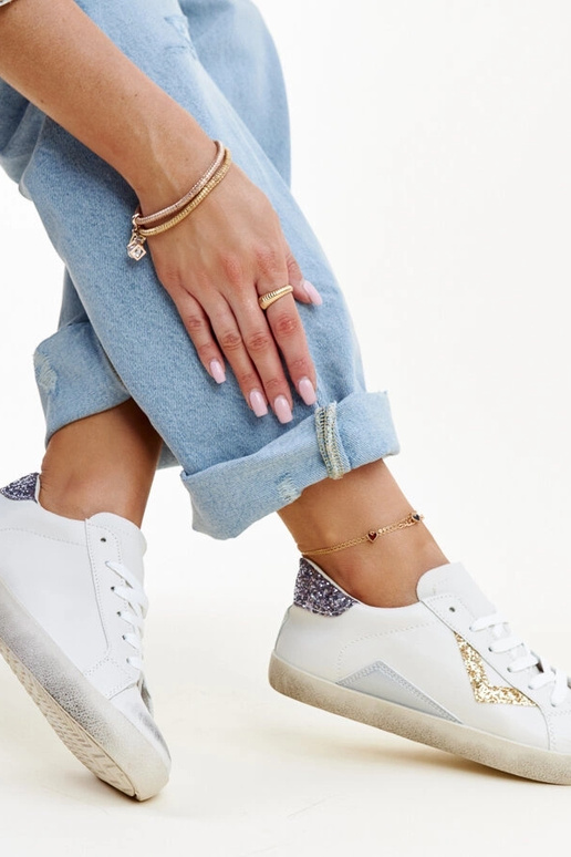 Hvide sneakers med en "slidt" effekt...