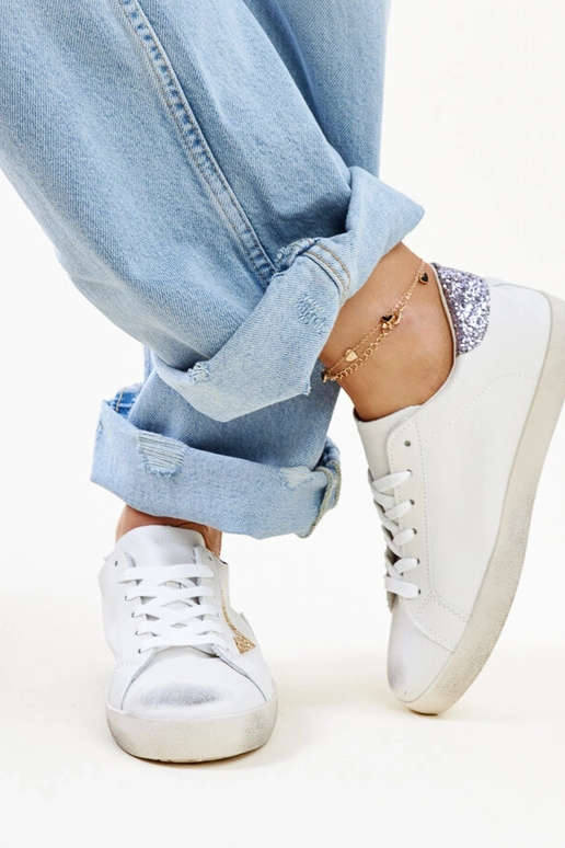 Hvide sneakers med en "slidt" effekt...