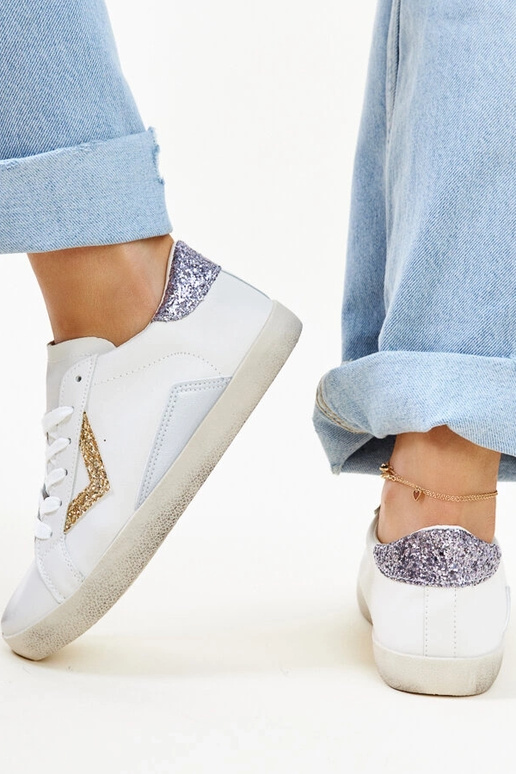 Hvide sneakers med en "slidt" effekt...