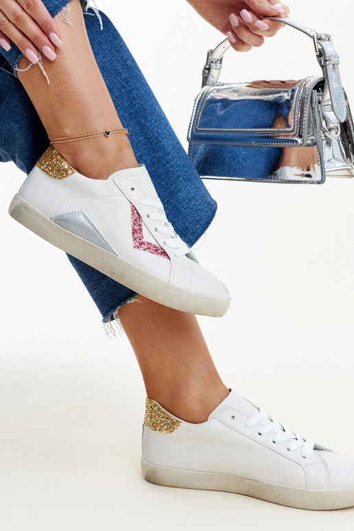 Hvide sneakers med en "slidt" effekt...