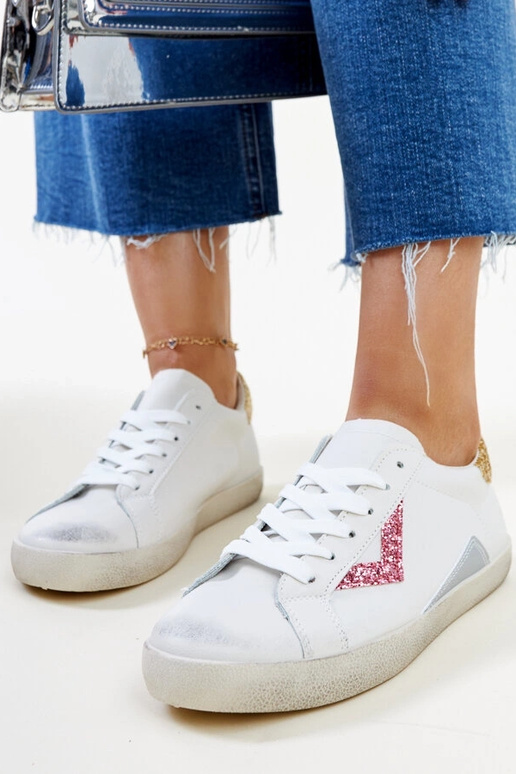 Hvide sneakers med en "slidt" effekt...