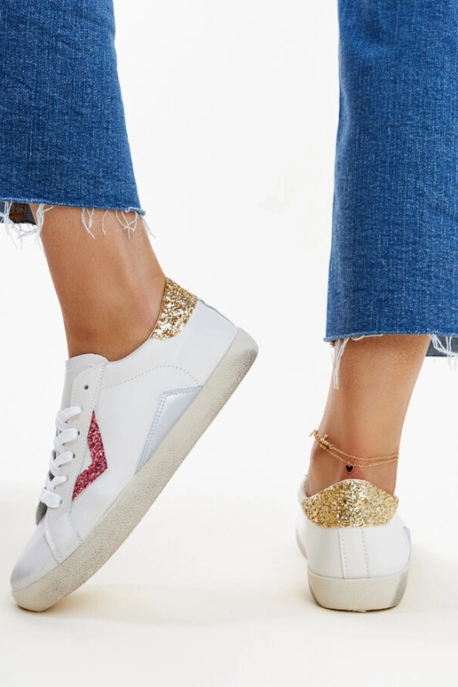 Hvide sneakers med en "slidt" effekt...