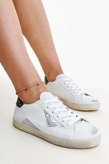 Hvide sneakers med en "slidt" effekt fra Gombol