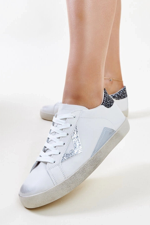 Hvide sneakers med en "slidt" effekt...