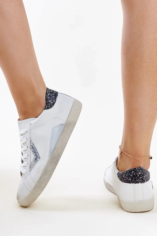 Hvide sneakers med en "slidt" effekt...